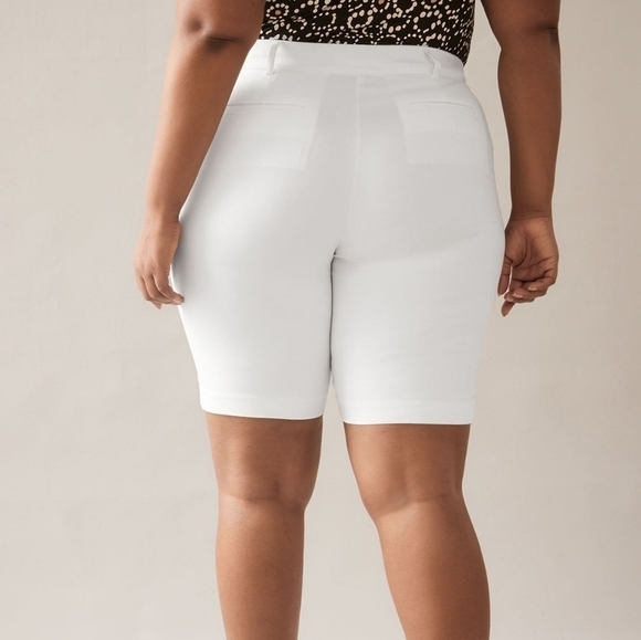 28 - In Every Story | Savvy Bermuda Short - White - Picture 3 of 6